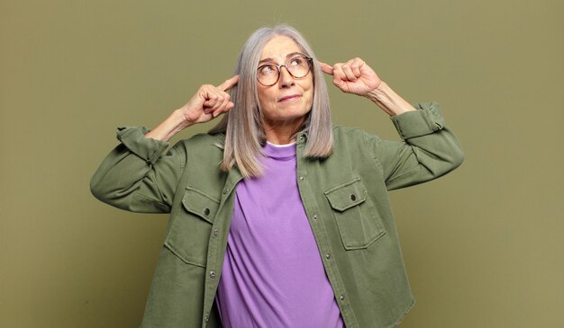 Pessoa idosa confusa e em dúvida