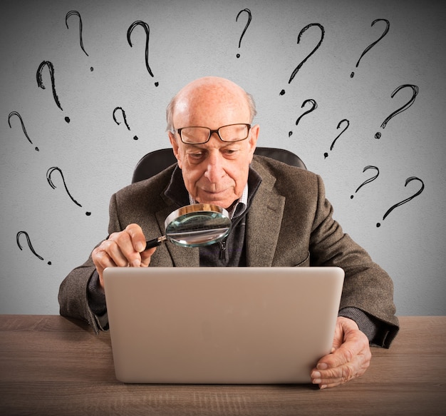 Pessoa idosa confusa olhando para computador