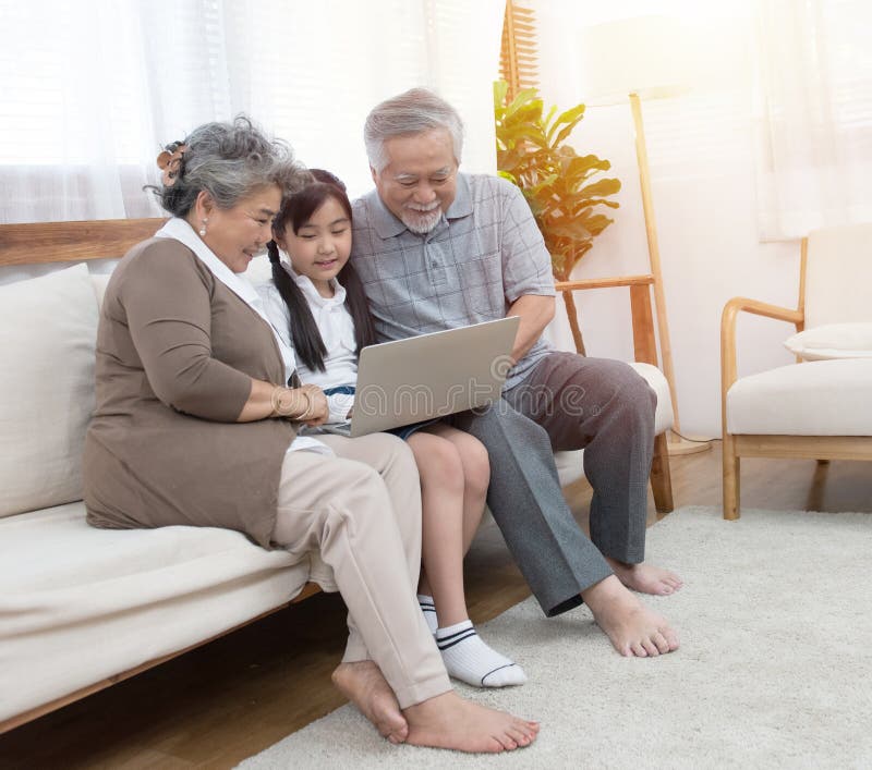 Avós aprendendo tecnologia com neta